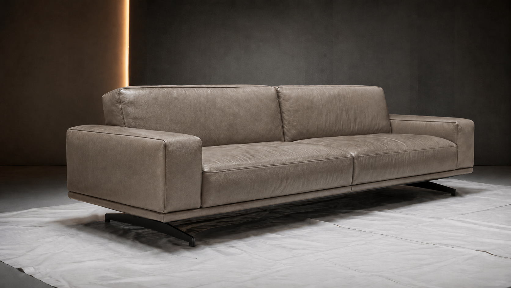 Das abgenutzte Sofa vor der Restauration.
